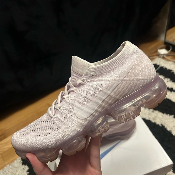 Nike Women’s Air VaporMax Flyknit "Light Violet" Sneaker - Picture 4 of 7